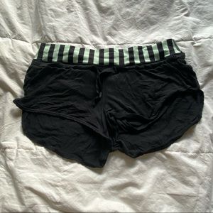 Lululemon shorts size 6 black/green